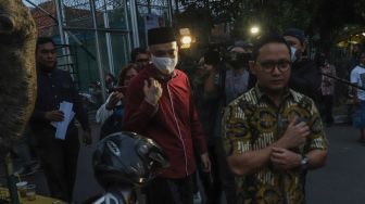 Aktor Sandy Tumiwa berjalan meninggalkan Rutan Salemba, Jakarta Pusat, Kamis (30/7). [Suara.com/Alfian Winanto]