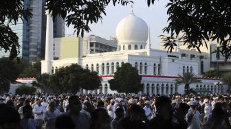 Sejumlah umat Muslim menunaikan ibadah Shalat Idul Adha 1441 H di lingkungan Masjid Al-Azhar, Jakarta, Jumat (31/7/2020). [Suara.com/Angga Budhiyanto]