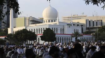 Sejumlah umat Muslim mendengarkan khotbah saat menunaikan ibadah Shalat Idul Adha 1441 H di lingkungan Masjid Al-Azhar, Jakarta, Jumat (31/7/2020). [Suara.com/Angga Budhiyanto]