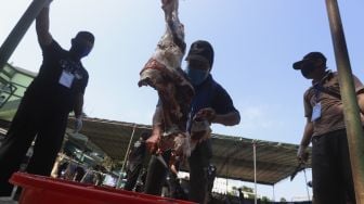 Petugas memotong daging kurban di lingkungan Masjid Al-Azhar, Jakarta, Jumat (31/7/2020). [Suara.com/Angga Budhiyanto]