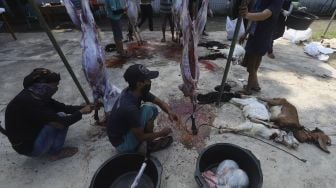 Petugas memotong daging kurban di lingkungan Masjid Al-Azhar, Jakarta, Jumat (31/7/2020). [Suara.com/Angga Budhiyanto]