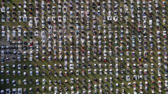 Foto udara sejumlah umat Muslim menunaikan ibadah Shalat Idul Adha 1441 H di lingkungan Masjid Al-Azhar, Jakarta, Jumat (31/7/2020). [Suara.com/Angga Budhiyanto]