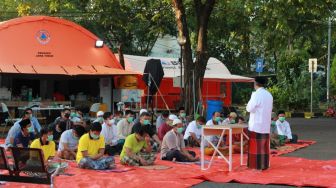 Agar Bahagia, Pasien Corona RS Darurat Surabaya Jadi Imam Sholat Idul Adha