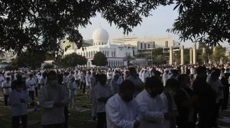 Sejumlah umat Muslim menunaikan ibadah Shalat Idul Adha 1441 H di lingkungan Masjid Al-Azhar, Jakarta, Jumat (31/7/2020). [Suara.com/Angga Budhiyanto]