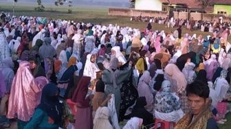 Bandel! Warga Klapagading Banyumas Sholat Idul Adha Berdempetan