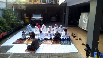 Begini Suasana Shalat Idul Adha di Kediaman Ayu Ting Ting