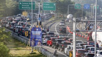 Kepadatan kendaraan menuju jalur wisata Puncak, Gadog, Kabupaten Bogor, Jawa Barat, Sabtu (1/8/2020).  [ANTARA FOTO/Yulius Satria Wijaya]