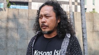 Aktor Asep Sunarya berpose saat ditemui di Kawasan Tandean, Jakarta Selatan, Selasa (28/7). [Suara.com/Alfian Winanto]