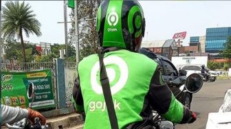 Potret Ojol Saat Naik Motor Bikin Geger, Warganet: Mode Penyamaran