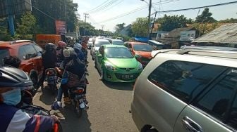 Dipenuhi Wisatawan, Polisi Berlakukan One Way di Jalur Menuju Anyer