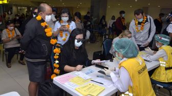 Petugas memeriksa dokumen kesehatan penumpang pesawat rute domestik yang tiba di Bandara Internasional I Gusti Ngurah Rai, Badung, Bali, Jumat (31/7/2020).  [ANTARA FOTO/Fikri Yusuf]