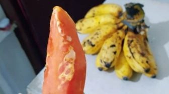 Pamer Pisang Isinya Pepaya, Foto Buah Nyentrik Ini Bikin Warganet Ribut