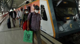 Sejumlah penumpang kereta api Railink berjalan di peron usai tiba di Stasiun Besar Medan, Sumatera Utara, Sabtu (1/8/2020). [ANTARA FOTO/Septianda Perdana]