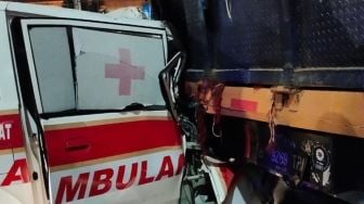 Ambulans Berstiker Projo Tabrak Truk Fuso, Pengemudi Tewas di Tempat