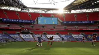 Bek Chelsea Reece James (kiri) berebut bola dengan striker Arsenal Emerick Aubameyang (tengah) selama pertandingan sepakbola final Piala FA Inggris antara Arsenal melawan Chelsea  di  Wembley Stadion, London, Sabtu (1/8/2020). [Catherine Ivill / POOL / AFP]