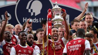 Detik-detik Aubameyang Jatuhkan Trofi Piala FA, Langsung Pegang Kepala