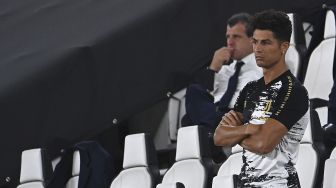 Ekspresi penyerang Juventus asal Portugal Cristiano Ronaldo saat pertandingan sepak bola Serie A Italia Juventus melawan AS Roma di stadion Allianz, Turin, Sabtu (1/8/2020). [Isabella Bonotto / AFP]