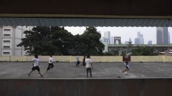 Sejumlah anak bermain sepakbola di rooftop Pasar Jaya Mampang, Jakarta, Minggu (2/8/2020). [Suara.com/Angga Budhiyanto]