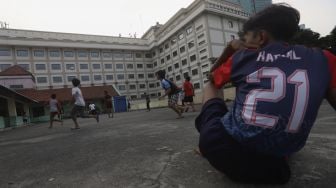 Sejumlah anak bermain sepakbola di rooftop Pasar Jaya Mampang, Jakarta, Minggu (2/8/2020). [Suara.com/Angga Budhiyanto]