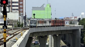 Kereta api bandara Railink melintas di jalur layang di Stasiun Besar Medan, Sumatera Utara, Sabtu (1/8/2020). [ANTARA FOTO/Septianda Perdana]