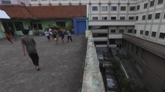 Sejumlah anak bermain sepakbola di rooftop Pasar Jaya Mampang, Jakarta, Minggu (2/8/2020). [Suara.com/Angga Budhiyanto]