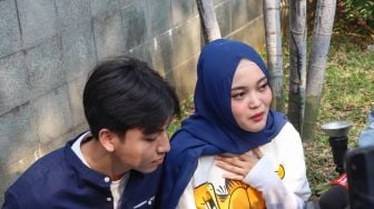 Selebgram Putri Delina dan Jeffry Reksa saat menjawab pertanyaan awak media di Kawasan Tandean, Jakarta Selatan, Senin (3/8). [Suara.com/Alfian Winanto]