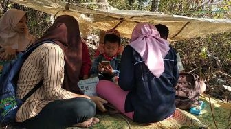 Cari Sinyal untuk Belajar Online, Siswa SD Wonogiri Panjat Bukit Terjal