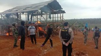 Polisi Bakar Arena Judi Sabung Ayam di Bahadopi, Pelaku Kabur
