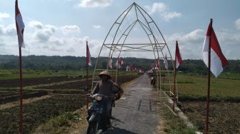 Sambut HUT Ke-75 RI, Warga Dobangsan Kulon Progo PAsang 1.000 Bendera