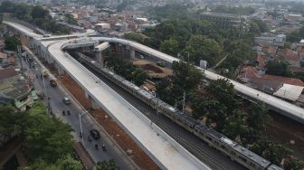 Foto udara sejumlah kendaraan melintas di samping proyek jalan layang (Flyover) tapal kuda di kawasan Lenteng Agung, Jakarta, Senin (3/8/2020). [Suara.com/Angga Budhiyanto]