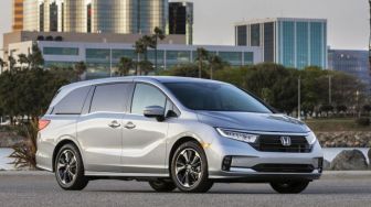 Honda Odyssey Kini Buka Pintunya Cuma Perlu Lambaian Tangan