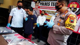 Polisi menunjukkan tersangka pembunuhan satu keluarga AS (kedua kiri) dan sejumlah barang bukti saat rilis kasus di Polres Tegal, Jawa Tengah, Senin (3/8/2020). [ANTARA FOTO/Oky Lukmansyah]