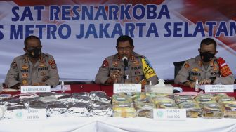 Kapolda Metro Jaya Irjen Pol Nana Sudjana (tengah) didampingi Kabid Humas Polda Metro Jaya Kombes Yusri Yunus (kiri) dan Kapolres Metro Jakarta Selatan Kombes Pol Budi Sartono (kanan) memberikan keterangan kepada awak media saat menggelar konferensi pers kasus narkoba jaringan lintas Sumatera-Jawa di halaman Polres Metro Jakarta Selatan, Senin (3/8/2020). [Suara.com/Angga Budhiyanto]