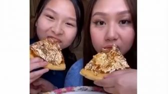 Netizen Ini Bikin Pizza Emas di Kamar, Kilaunya Bikin Silau Check!