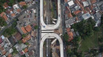 Foto udara perkembangan proyek jalan layang (Flyover) tapal kuda di kawasan Lenteng Agung, Jakarta, Senin (3/8/2020). [Suara.com/Angga Budhiyanto]