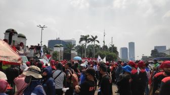 Tolak RUU Omnibus Law di DPR, Buruh Copot Masker dan Dempet-dempetan