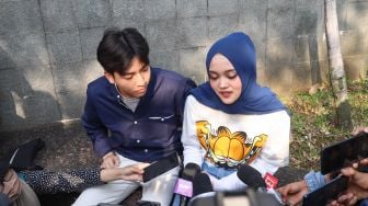 Selebgram Putri Delina dan Jeffry Reksa saat ditemui awak media di Kawasan Tandean, Jakarta Selatan, Senin (3/8). [Suara.com/Alfian Winanto]