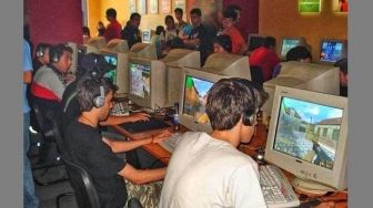 Masih Pakai Monitor Tabung, Potret Kejayaan Game CS Ini Bikin Nostalgia