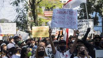 Ratusan pekerja yang tergabung dalam Aliansi Karyawan Hiburan dan Pengusaha Hiburan berunjuk rasa di Balai Kota, Bandung, Jawa Barat, Senin (3/8/2020). [ANTARA FOTO/M Agung Rajasa]