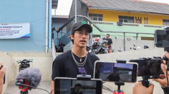 Penyanyi Abidzar Al Ghifari saat ditemui awak media di Kawasan Tandean, Jakarta Selatan, Senin (3/8). [Suara.com/Alfian Winanto]