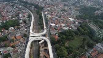 Foto udara perkembangan proyek jalan layang (Flyover) tapal kuda di kawasan Lenteng Agung, Jakarta, Senin (3/8/2020). [Suara.com/Angga Budhiyanto]