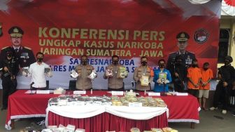 Pakai Buku LKS, Taktik Bejo dan Kentang Edarkan Sabu-sabu dan Ganja