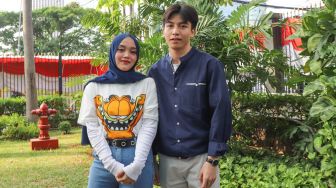 Selebgram Putri Delina dan Jeffry Reksa berpose saat ditemui di Kawasan Tandean, Jakarta Selatan, Senin (3/8). [Suara.com/Alfian Winanto]