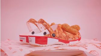 KFC dan Crocs Rilis Sandal "Rasa" Ayam Goreng, Langsung Ludes Terjual!