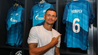 Baru Sebulan Juara Liga Inggris, Dejan Lovren Kini Sudah Angkat Trofi Lagi