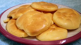 Disangka Buat Cloud Bread, Gabutnya Wanita Ini Buat Telur Ceplok Warna Biru