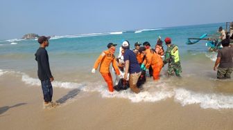 Tiga Warga Pandeglang di Pantai Karang Suraga Cinangka Tergulung Ombak