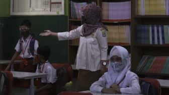 Sejumlah siswa mengikuti uji coba pembelajaran tatap muka dengan menerpkan protokol kesehatan di SDN Pekayon Jaya VI, Kota Bekasi, Jawa Barat, Selasa (4/8/2020). [Suara.com/Angga Budhiyanto]