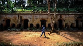 Benteng peninggalan zaman kolonial Belanda di Puncak Gunung Palasari, Kabupaten Sumedang, Jawa Barat, Selasa (4/8/2020).  [ANTARA FOTO/Raisan Al Farisi]