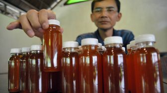 Peneliti Hadi Pranoto menunjukkan ramuan herbal untuk antibodi mencegah COVID-19, di Kota Bogor, Jawa Barat, Senin (3/8/2020).  [ANTARA FOTO/Arif Firmansyah]